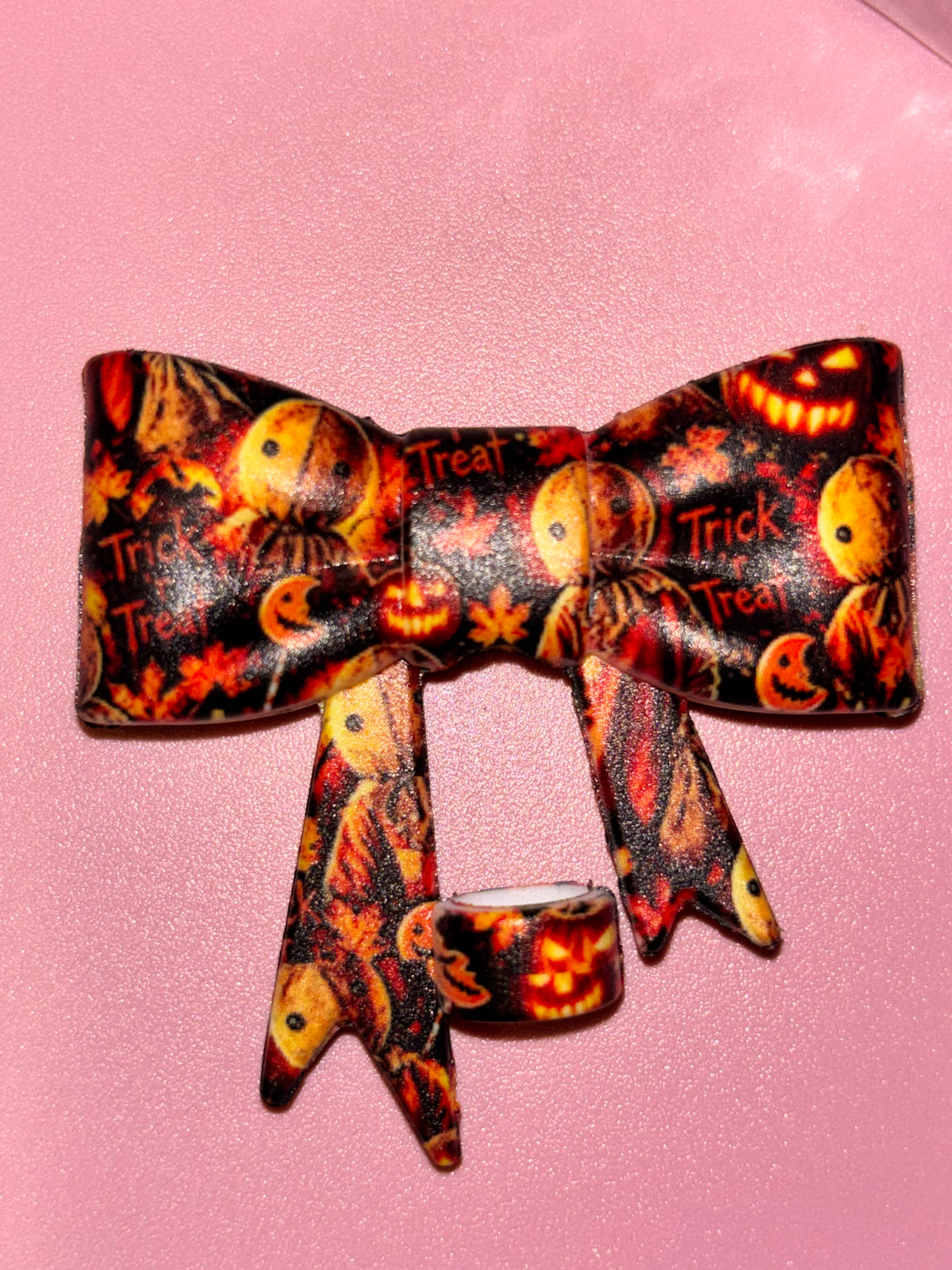 Trick ’r Treat Sam Glowing Pumpkins & Autumn Leaves - Bow